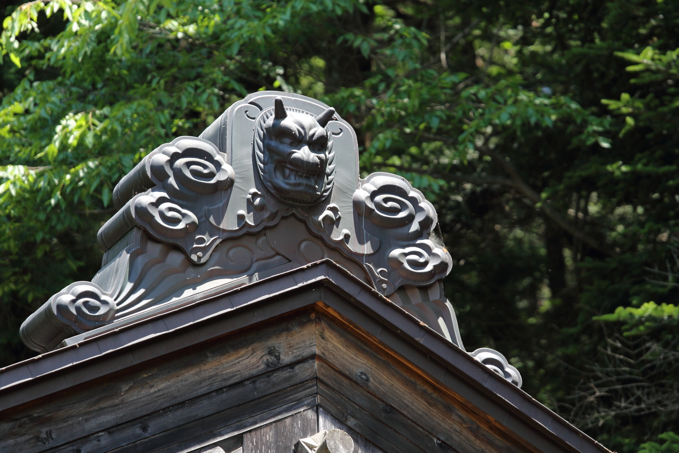 新倉富士浅間神社本殿の屋根にある鬼の飾り