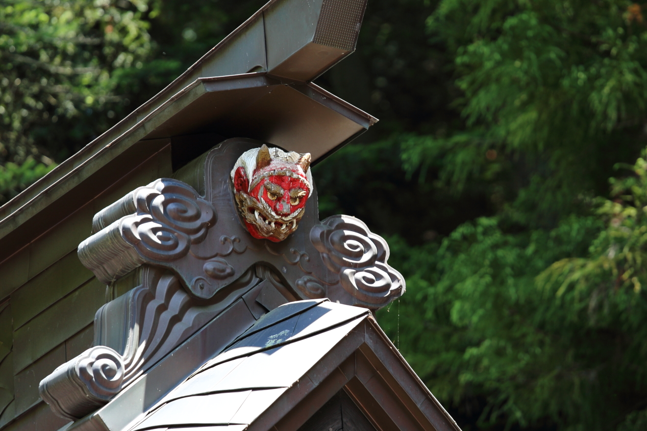 新倉富士浅間神社本殿の屋根にある赤鬼