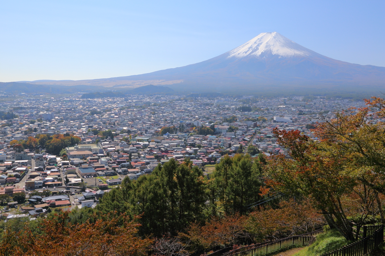 新倉浅間公園から見た富士吉田市と富士山の眺め