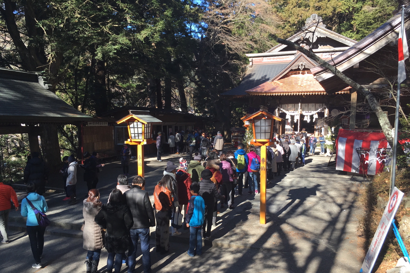 初詣の参拝者で賑わう新倉富士浅間神社