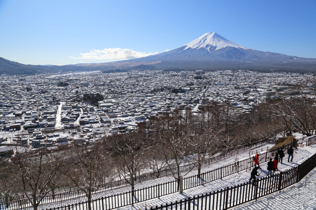 雪景色の富士吉田市街