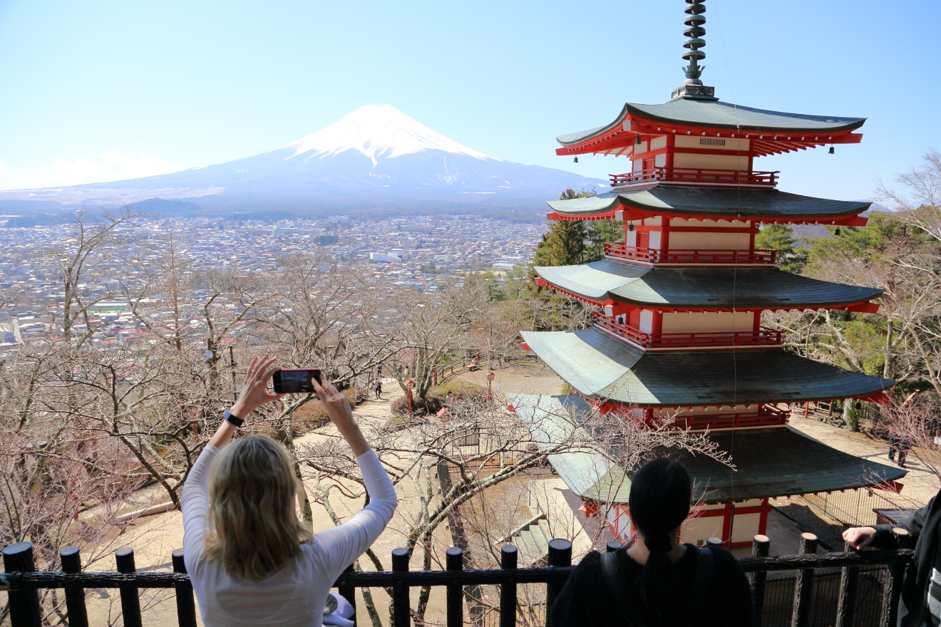 忠霊塔から写真を撮る観光客