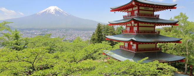 春5月の忠霊塔と富士山