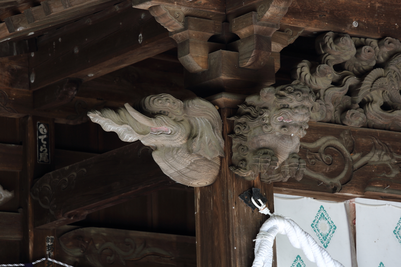 新倉富士浅間神社本殿の象と獅子の彫刻