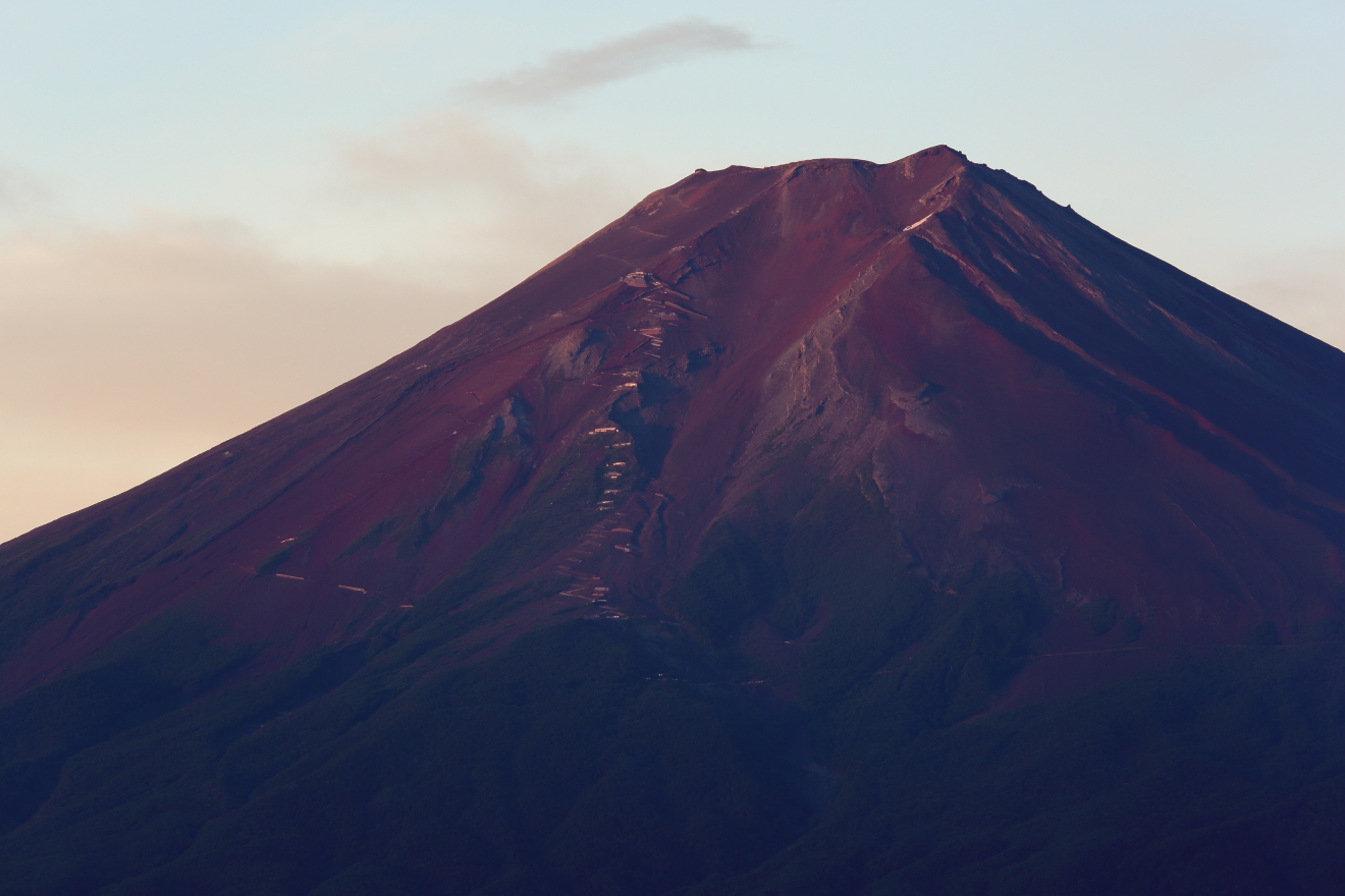 忠霊塔から見た赤富士