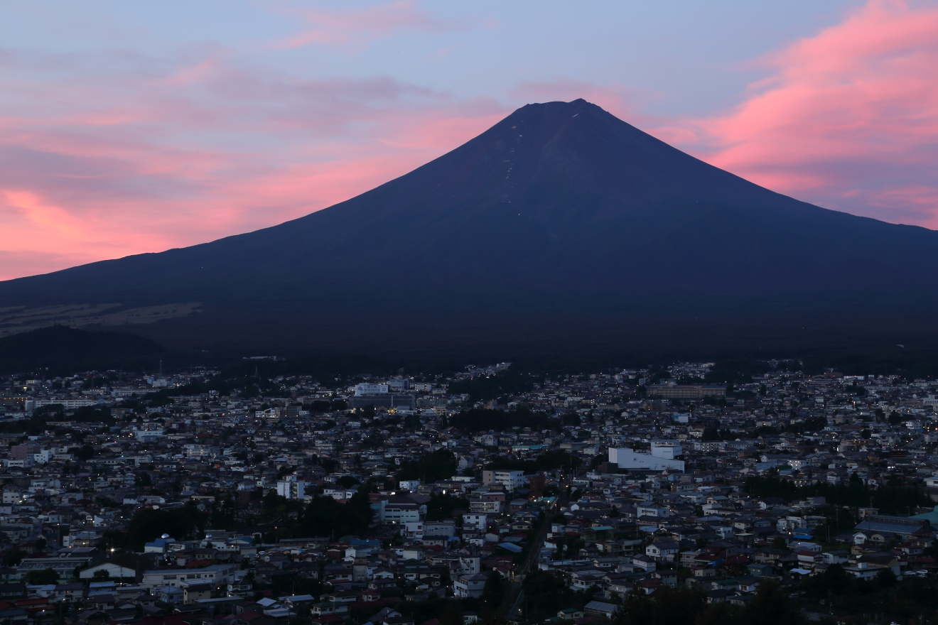 日の出前の富士山
