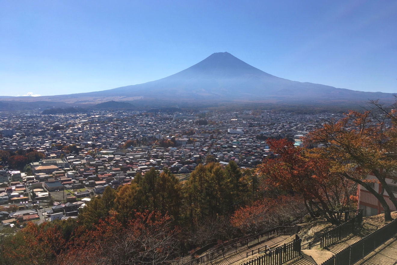 新倉浅間公園からの富士山と紅葉