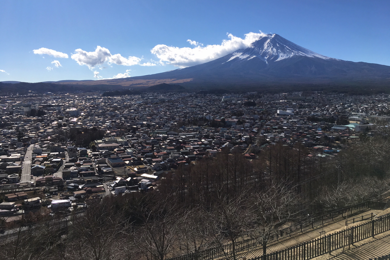新倉山浅間公園から見た富士山と富士吉田市街地