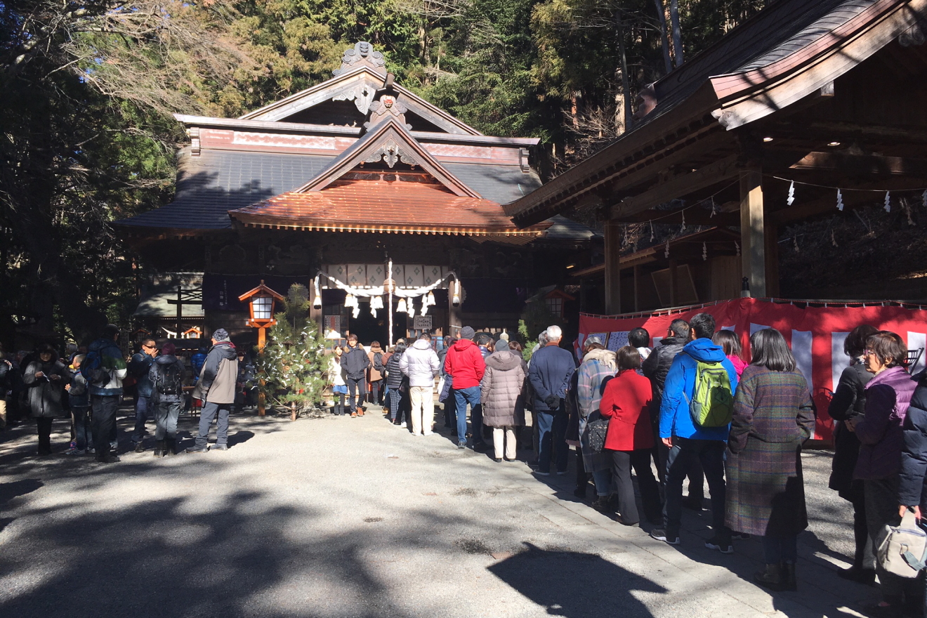 初詣で新倉富士浅間神社へ訪れた参拝者の長い列
