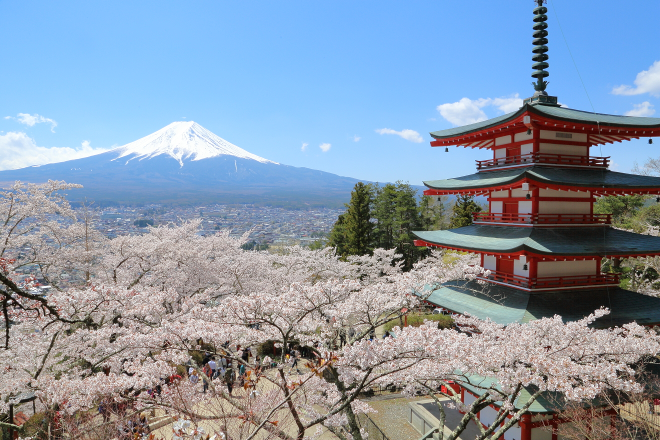 展望デッキからの忠霊塔と富士山