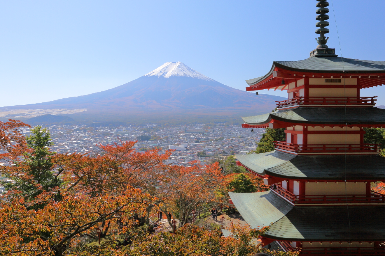 忠霊塔展望デッキからの紅葉と富士山