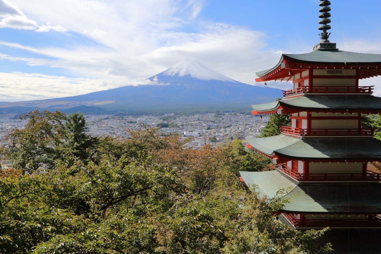 忠霊塔と富士山