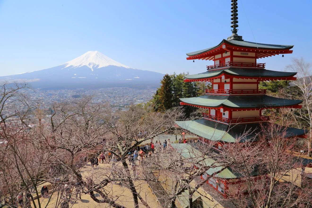 展望デッキからの富士山と忠霊塔